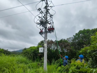 广西电网全力抢修因暴雨受损线路