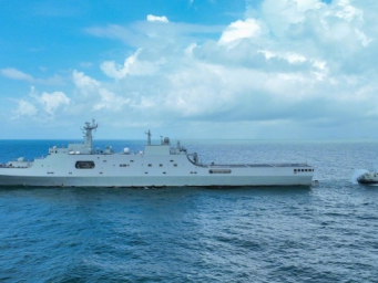 硬核！海军某登陆舰编队开展海上训练