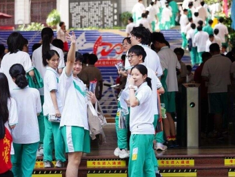 高考首日广州南武中学考点 老师家长花式助威