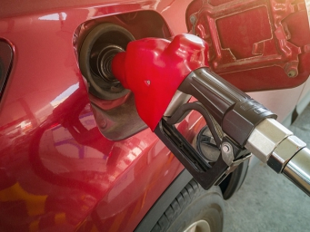 成品油价年内首跌！加满一箱少花6.5元